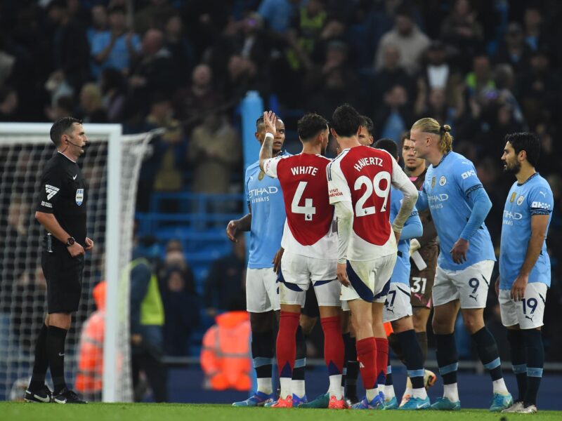 Los jugadores de City y Arsenal discuten mientras el árbitro Michael Oliver observa todo durante el partido de la Premier League jugado en Mánchester, Reino Unido. EFE/EPA/PETER POWELL