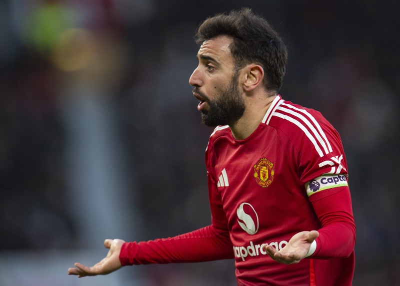 Manchester (United Kingdom), 22/12/2024.- Bruno Fernandes of Manchester United after losing the English Premier League soccer match between Manchester United and AFC Bournemouth, in Manchester, Britain, 22 December 2024. (Reino Unido) EFE/EPA/PETER POWELL EDITORIAL USE ONLY. No use with unauthorized audio, video, data, fixture lists, club/league logos, 'live' services or NFTs. Online in-match use limited to 120 images, no video emulation. No use in betting, games or single club/league/player publications.