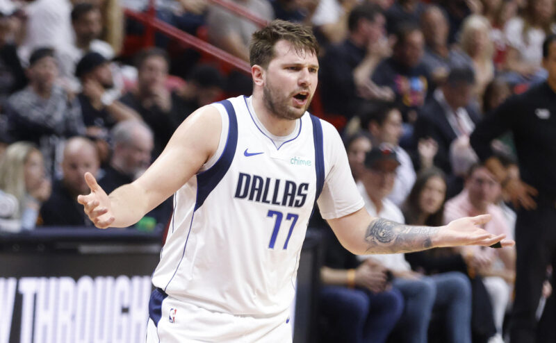 Fotografía de archivo en la que se registró al esoloveno Luka Doncic, base estrella de los Mavericks de Dallas, durante un partido de la NBA, en el coliseo Kaseya Center de Miami (Florida, EE.UU.). EFE/Rhona Wise