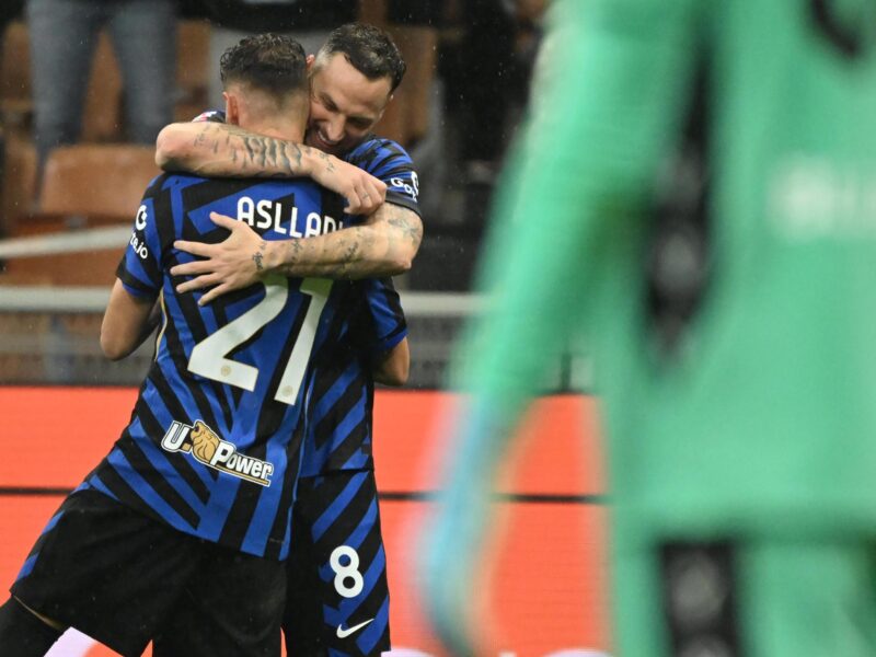 Asllani y Arnautovic celebran el 2-0. EFE/EPA/DANIEL DAL ZENNARO