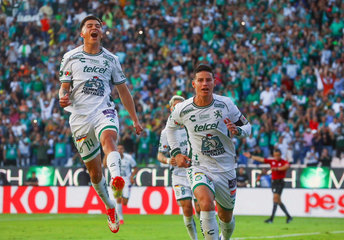 James Rodríguez (d) y Ettson Ayón de León celebran un gol en un partido por la jornada 3 del torneo Clausura 2025 de la Liga MX entre León y Juárez, en el estadio León en Guanajuato (México). EFE/ Luis Ramírez