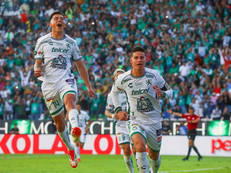 James Rodríguez (d) y Ettson Ayón de León celebran un gol en un partido por la jornada 3 del torneo Clausura 2025 de la Liga MX entre León y Juárez, en el estadio León en Guanajuato (México). EFE/ Luis Ramírez