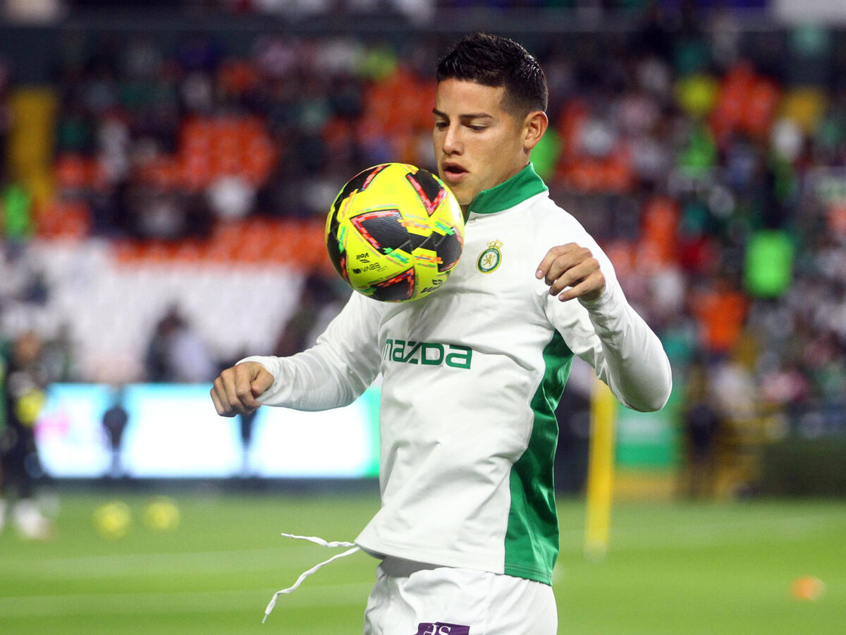 James Rodríguez de León calienta previo a un partido por la jornada 4 del torneo Clausura 2025 de la Liga MX entre León y Guadalajara en el estadio León en el estado de Guanajuato (México). Imagen de archivo. EFE/ Luis Ramírez