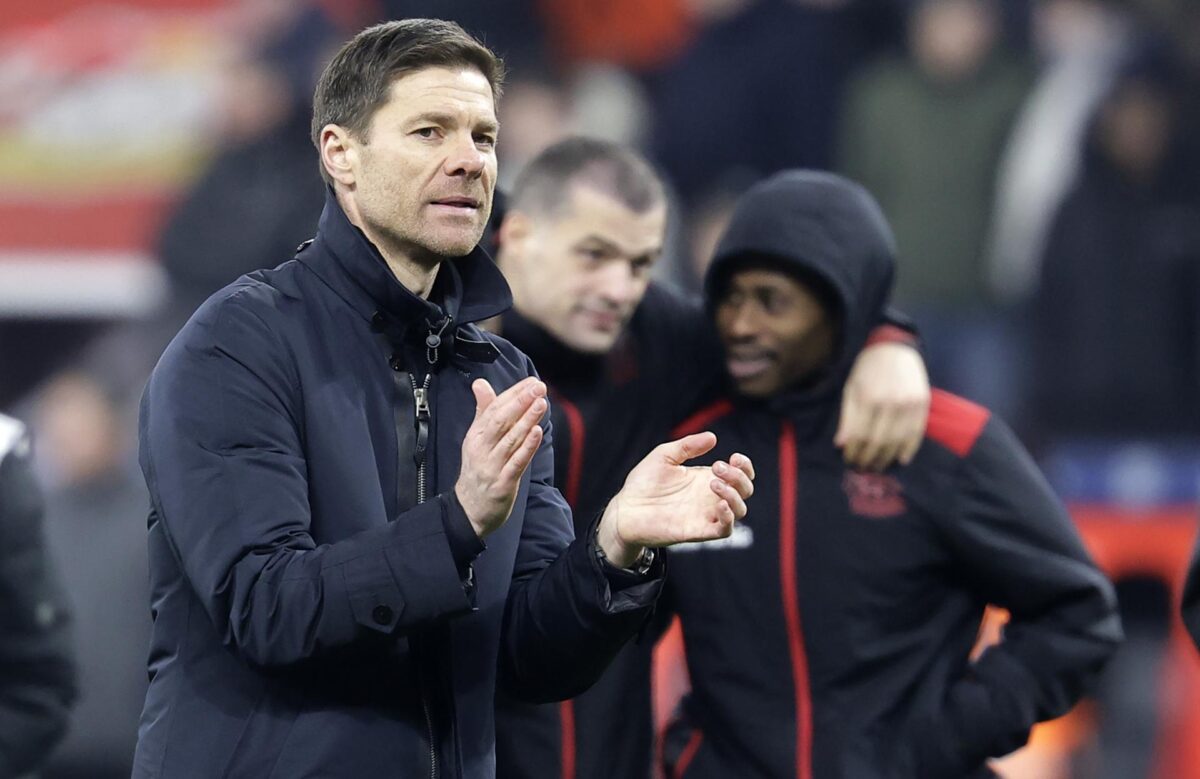 El entrenado Xabi Alonso durante el partido de la Bundesliga que han jugado Bayer 04 Leverkusen y Borussia Moenchengladbach en Leverkusen, Alemania. EFE/EPA/RONALD WITTEK