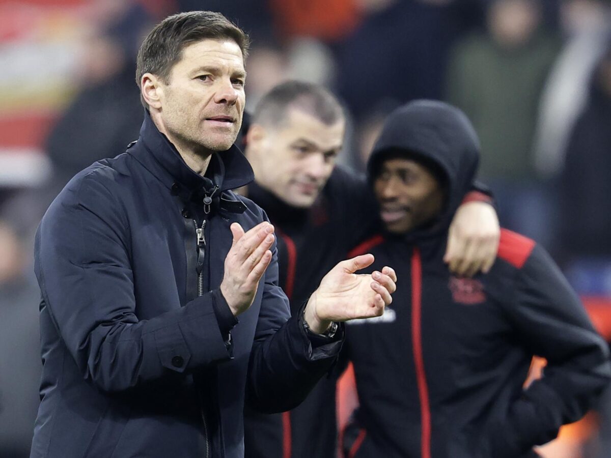 El entrenado Xabi Alonso durante el partido de la Bundesliga que han jugado Bayer 04 Leverkusen y Borussia Moenchengladbach en Leverkusen, Alemania. EFE/EPA/RONALD WITTEK