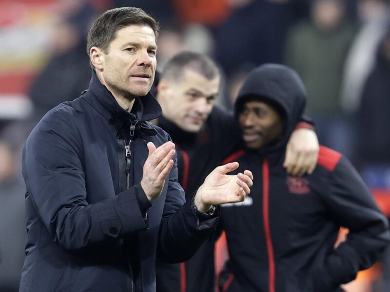 El entrenado Xabi Alonso durante el partido de la Bundesliga que han jugado Bayer 04 Leverkusen y Borussia Moenchengladbach en Leverkusen, Alemania. EFE/EPA/RONALD WITTEK