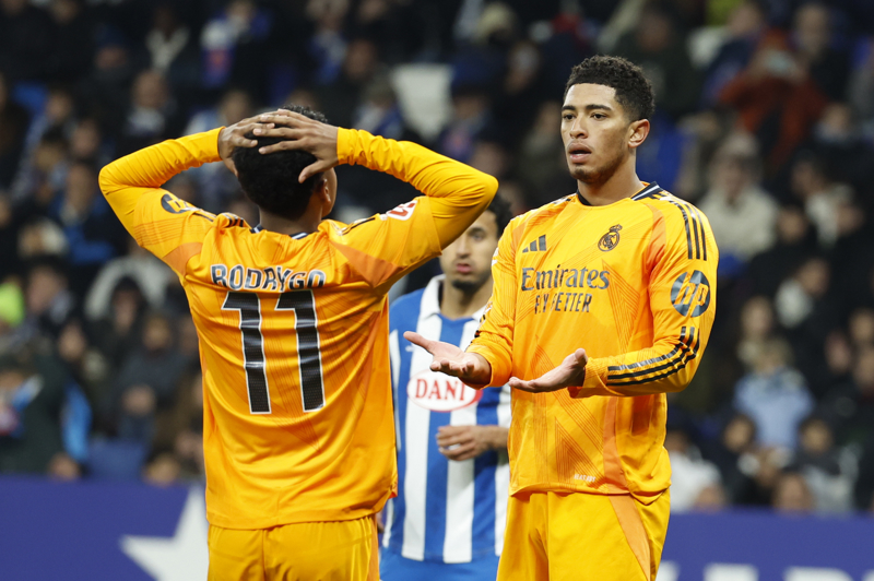 CORNELLÁ - EL PRAT (BARCELONA), 01/02/2025.- Los jugadores del Real Madrid, el brasileño Rodrygo y el inglés Jude Bellingham, durante el encuentro correspondiente a la jornada 22 de Laliga EA Sports que disputan hoy sábado el Espanyol y Real Madrid en el RCDE Stadium. EFE / Toni Albir.