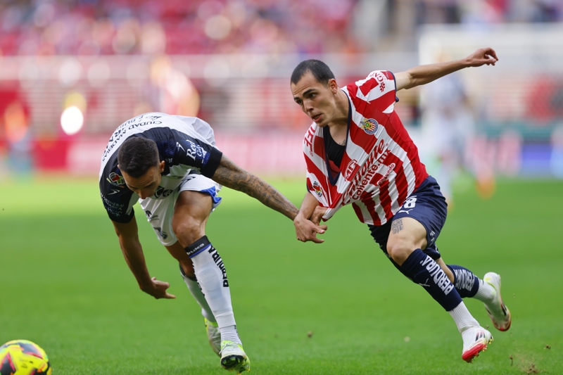 GUADALAJARA (MÉXICO), 01/02/2025.- Hugo Camberos (d) de las Chivas de Guadalajara disputa el balón con Franco Russo (i) de Querétaro este sábado durante un partido de la jornada 5 del torneo clausura 2025 de la liga del fútbol mexicano disputado en el Estadio Akron en la ciudad de Guadalajara, Jalisco (México). EFE/ Francisco Guasco