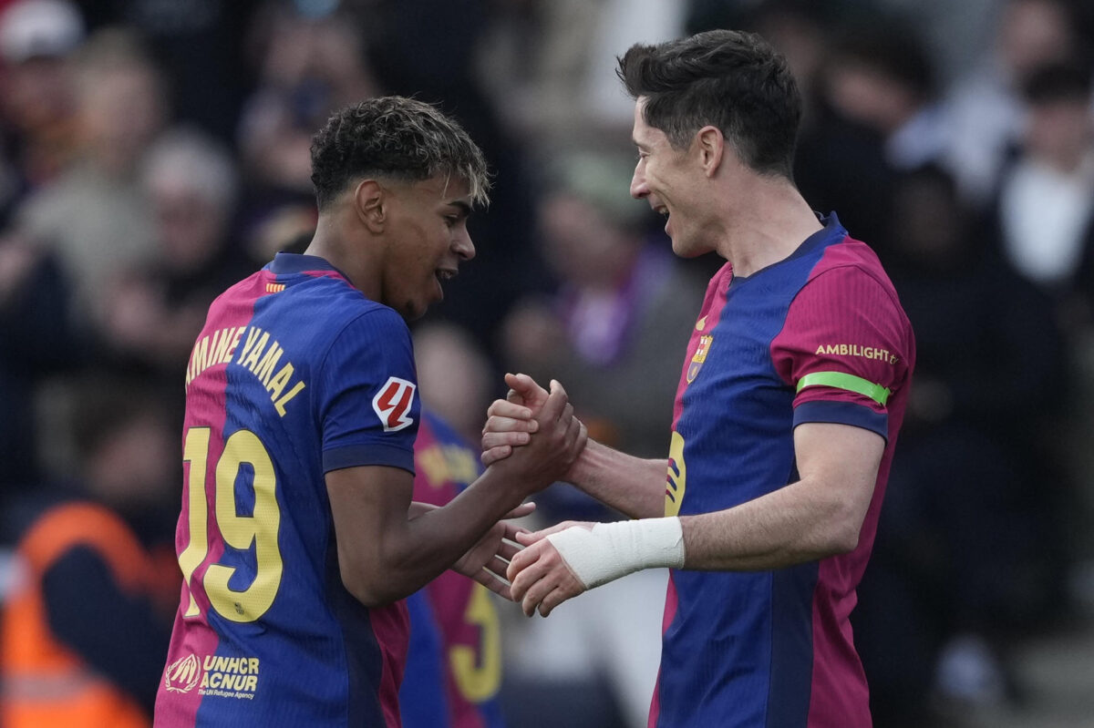 El delantero polaco del FC Barcelona Robert Lewandowski (d) celebra con su compañero Lamine Yamal tras anotar un go, durante el partido de LaLiga entre el FC Barcelona y el Alavés este domingo en el Estadio Olímpico de Montjuic en Barcelona. EFE/ Alejandro García