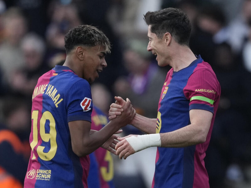 El delantero polaco del FC Barcelona Robert Lewandowski (d) celebra con su compañero Lamine Yamal tras anotar un go, durante el partido de LaLiga entre el FC Barcelona y el Alavés este domingo en el Estadio Olímpico de Montjuic en Barcelona. EFE/ Alejandro García