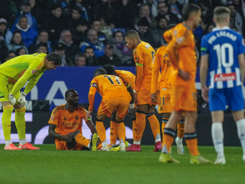 El defensa alemán del Real Madrid Antonio Rudiger (2i) tras caer lesionado durante el encuentro correspondiente a la jornada 22 de Laliga EA Sports entre el Espanyol y Real Madrid en el RCDE Stadium. EFE /Siu Wu
